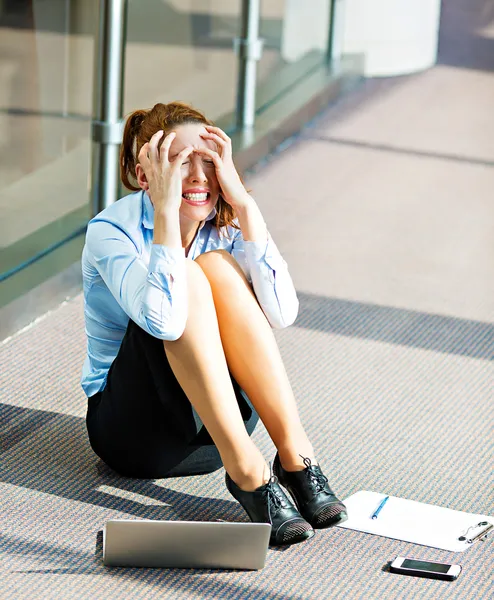 Стрессовая деловая женщина сидит на полу — стоковое фото