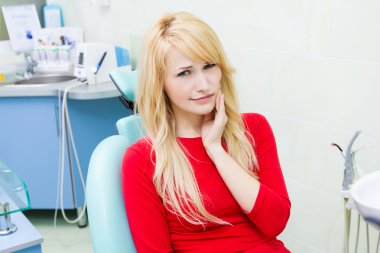 dişçi ofisinde diş ağrısı olan kadın