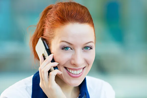 Glückliche Geschäftsfrau, die auf einem Handy spricht — Stockfoto