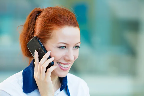 Glückliche Geschäftsfrau, die auf einem Handy spricht — Stockfoto