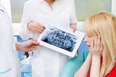 dişçi ofisinde, x-ışını findin açıklayan doktor Bayan hasta