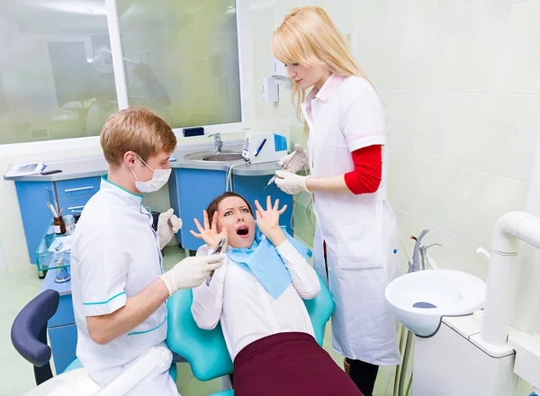 Paciente femenina en consultorio de dentista asustada, temerosa de médico, procedimiento —  Fotos de Stock