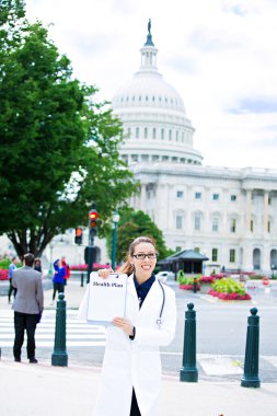 washington DC'de sağlık planı işaret tutan doktor