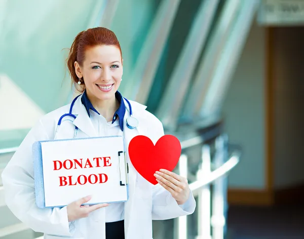 Blood banker holding donate blood sign — Stock Photo, Image