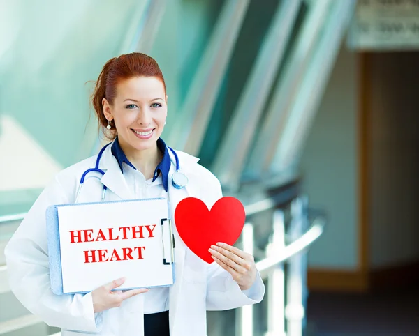 Médico sosteniendo signo cardíaco saludable — Foto de Stock