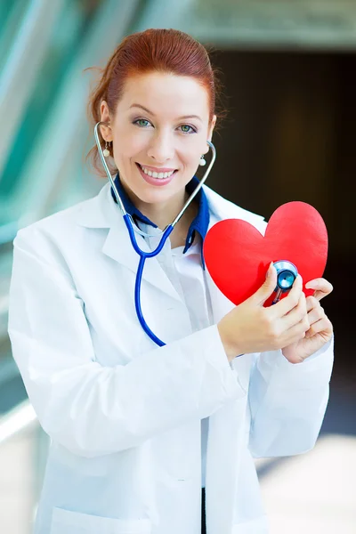 Médico ouvir o coração — Fotografia de Stock