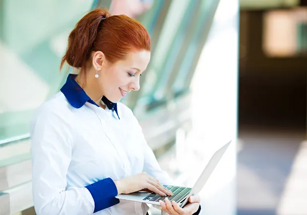 Donna d'affari navigando internet sul suo computer — Foto Stock