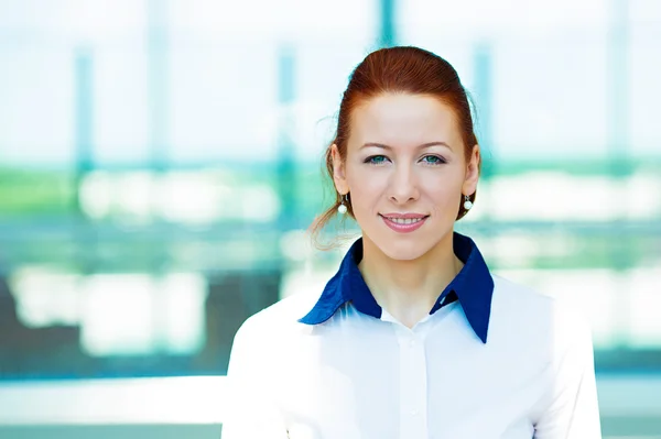 Mujer de negocios sonriente, empleada corporativa —  Fotos de Stock