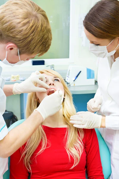 Paziente donna in ufficio detista — Foto Stock