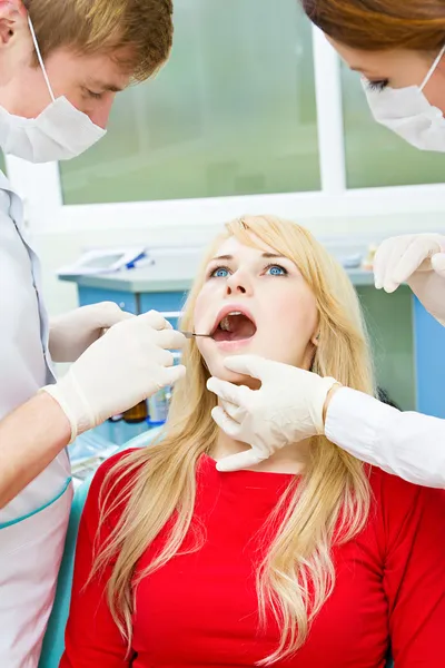 女性患者在看.牙医的办公室 — 图库照片
