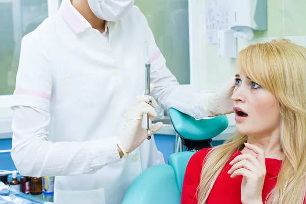 Paciente joven en el consultorio del dentista, con miedo a la inyección anestésica , — Foto de Stock