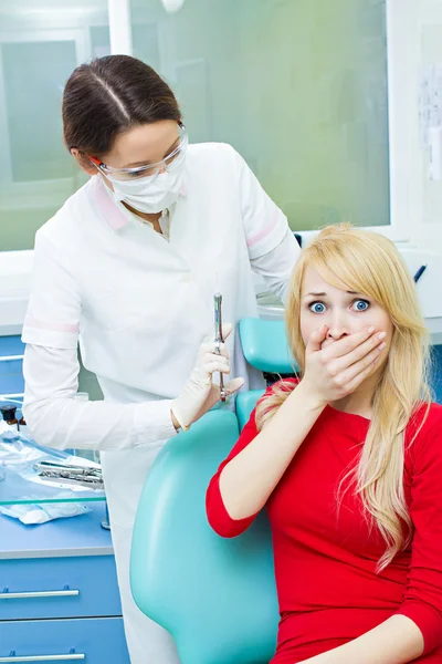 Junge Patientin in Zahnarztpraxis hat Angst vor Narkoseinjektion, — Stockfoto