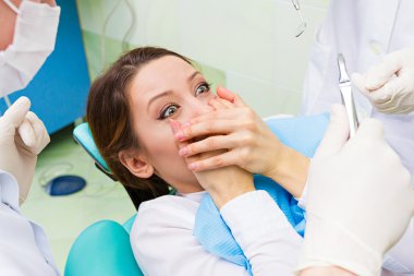 Dişçi ofisinde Bayan hasta korkuyor, Doktor, prosedürü korkuyor