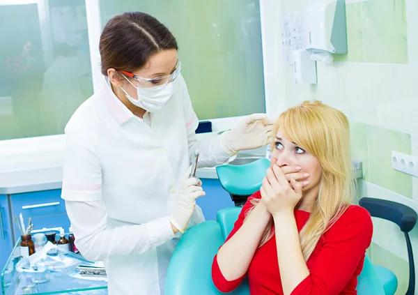 Paciente joven en el consultorio del dentista, con miedo a la inyección anestésica , — Foto de Stock