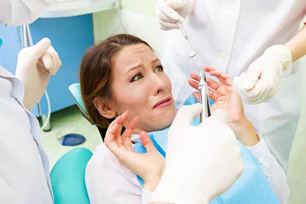 Paciente femenina en consultorio de dentista asustada, temerosa de médico, procedimiento —  Fotos de Stock