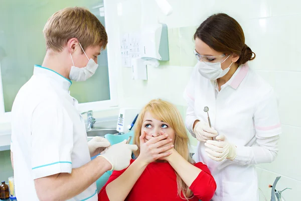 Verängstigte Patientin in Zahnarztpraxis — Stockfoto