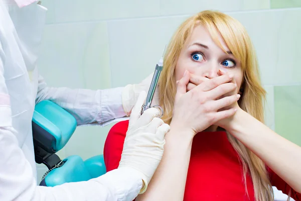 Paciente joven en el consultorio del dentista, con miedo a la inyección anestésica , — Foto de Stock