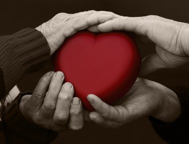 yaşlı insanların kalp tutan eller