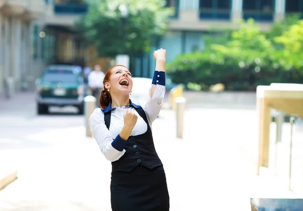 Mujer de negocios celebrando el éxito — Foto de Stock