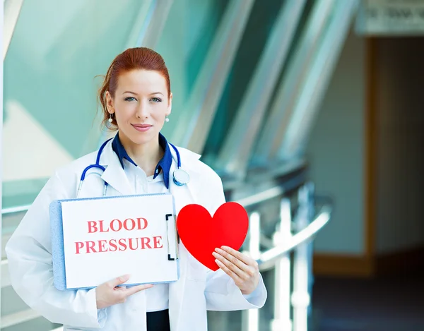 Medico femminile con cuore rosso — Foto Stock