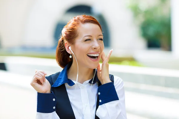 Mujer de negocios escuchando música — Foto de Stock