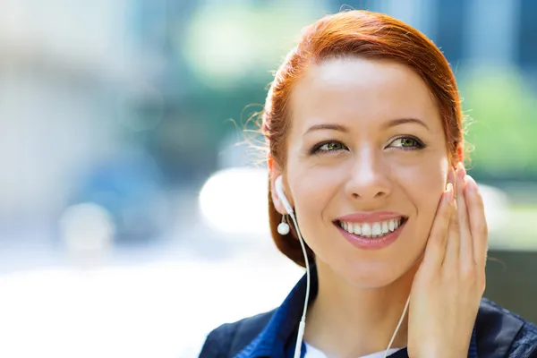 Business woman listening to music — Stock Photo, Image