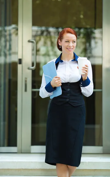 Businesswoman leaving her corporate office — Stock Photo, Image