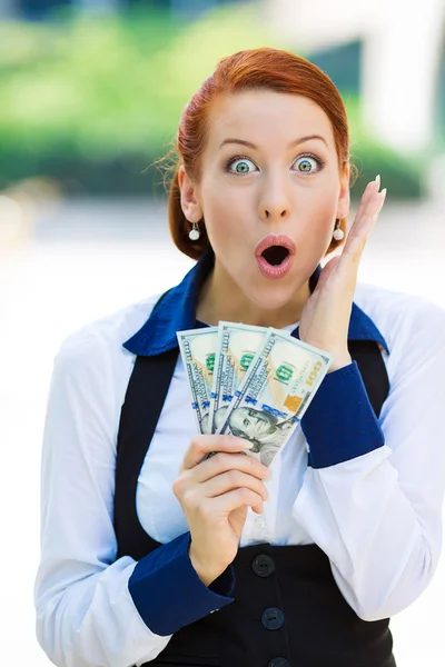 Mujer excitada sosteniendo billetes de dólar — Foto de Stock