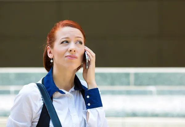 Mujer infeliz recibiendo malas noticias por teléfono — Foto de Stock