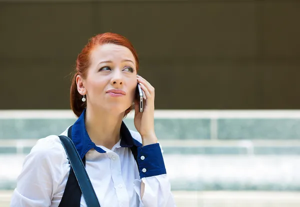 Donna infelice che riceve cattive notizie su un telefono — Foto Stock