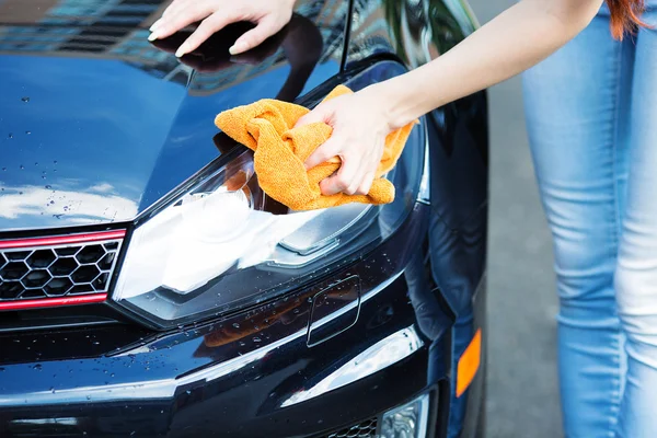 Limpieza de mujer, coche de secado con paño de microfibra — Foto de Stock