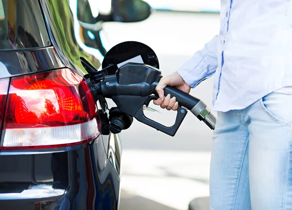 Mulher no posto de gasolina, enchendo seu carro — Fotografia de Stock