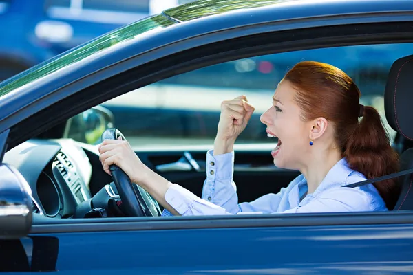 Irritada, gritando motorista de carro feminino — Fotografia de Stock