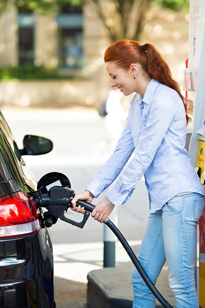 Femme à la station-service, remplissant sa voiture — Photo