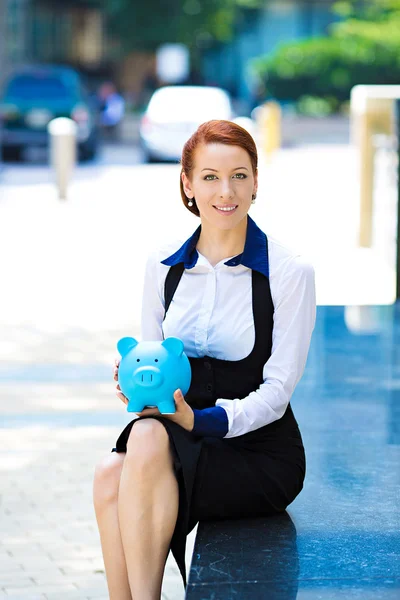 Счастливая женщина, корпоративный работник держит копилку — стоковое фото