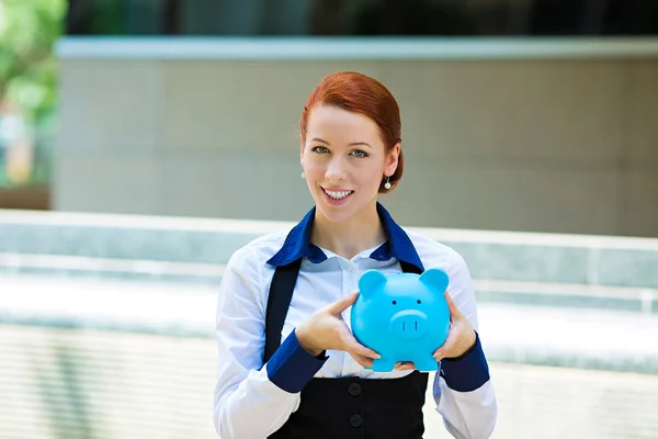 Mujer feliz, empleado corporativo sosteniendo alcancía — Foto de Stock