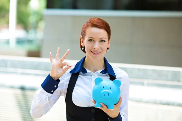 Mulher feliz, empregado corporativo segurando banco porquinho — Fotografia de Stock