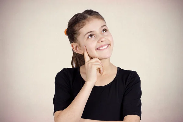 Portret van een gelukkig daydreaming klein meisje — Stockfoto