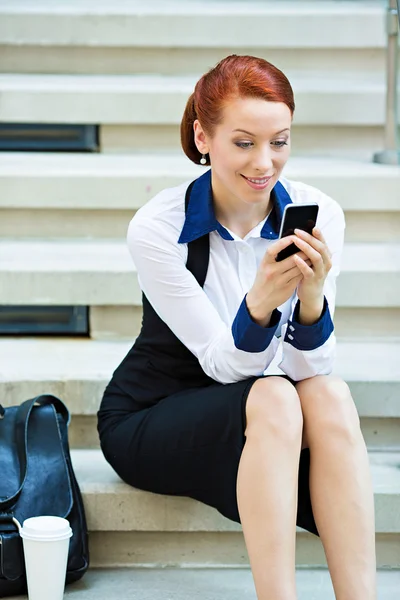 Business woman, reading e-mail on her smart phone — Stock Photo, Image