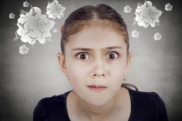 Surpreso, confuso engraçado olhando menina — Fotografia de Stock