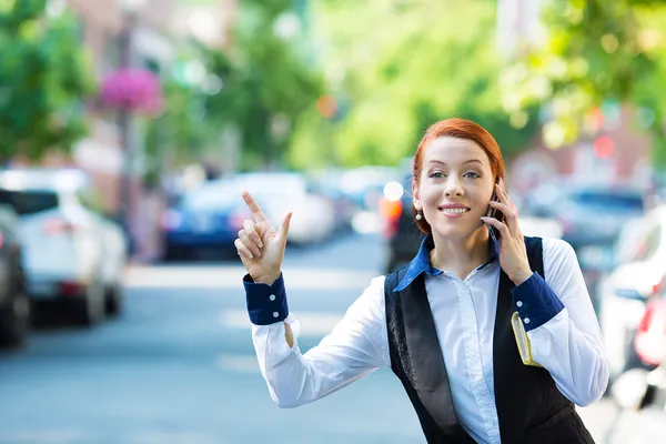 Young business woman talking on smart phone, hails taxi cab — Stock Photo, Image