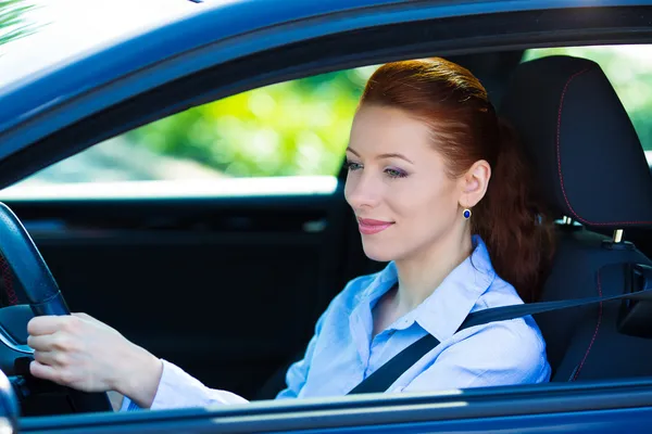 Happy auto řidiče žena s úsměvem — Stock fotografie