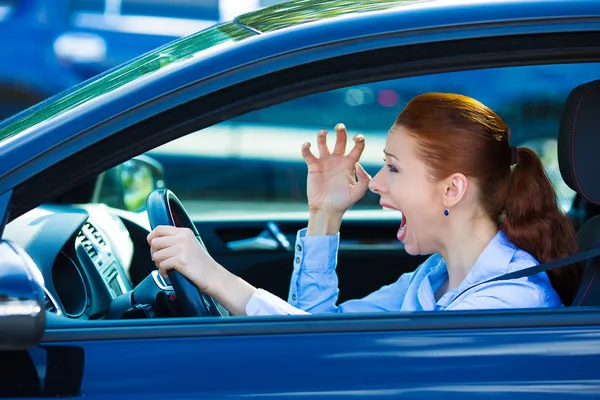 Motorista feminina irritada — Fotografia de Stock