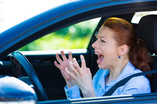 Motorista feminina irritada — Fotografia de Stock