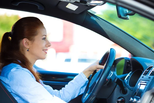 幸せな自動車ドライバー女性の笑みを浮かべて — ストック写真