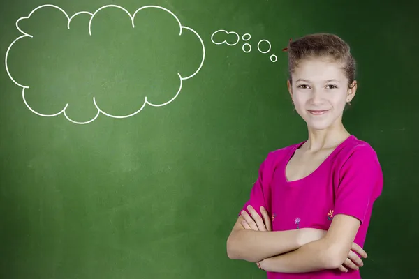 Vertrouwen gelukkig, jonge student permanent door schoolbord — Stockfoto