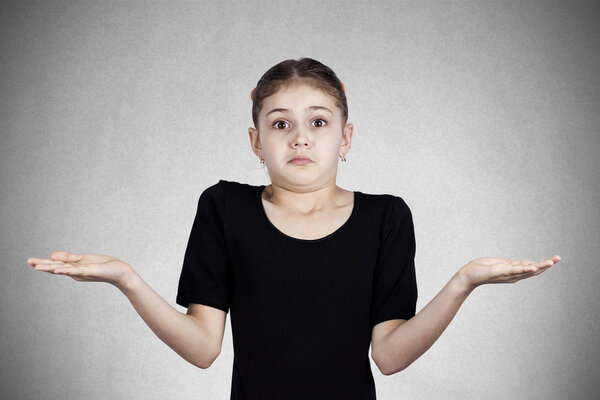 Смущенная, раздраженная маленькая девочка
