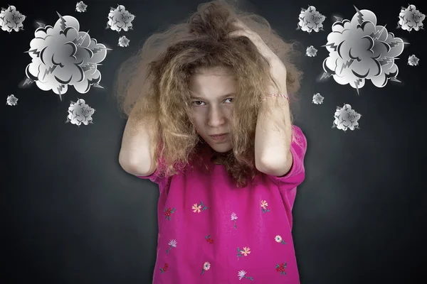 Naštvaný frustrovaný malé děvče pullling, její vlasy — Stock fotografie