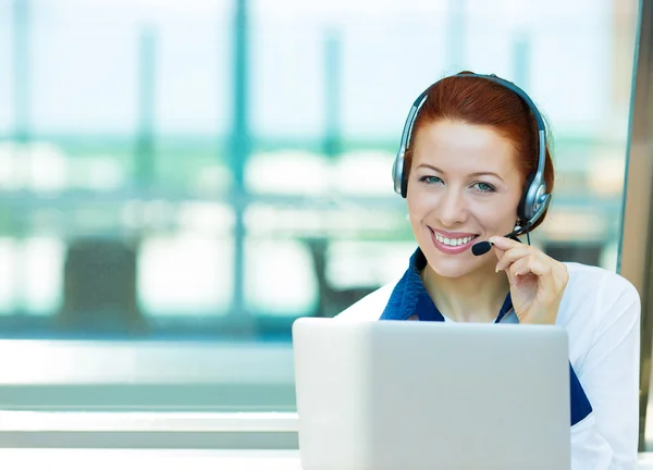 Representante de servicio al cliente con dispositivo manos libres en un teléfono — Foto de Stock