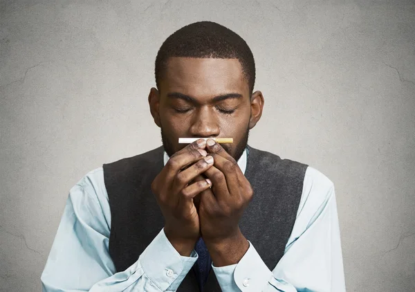 Homem ansioso por um cigarro — Fotografia de Stock